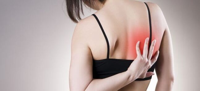 Verstärkte Rückenschmerzen beim Bewegen sind ein Zeichen für eine thorakale Osteochondrose